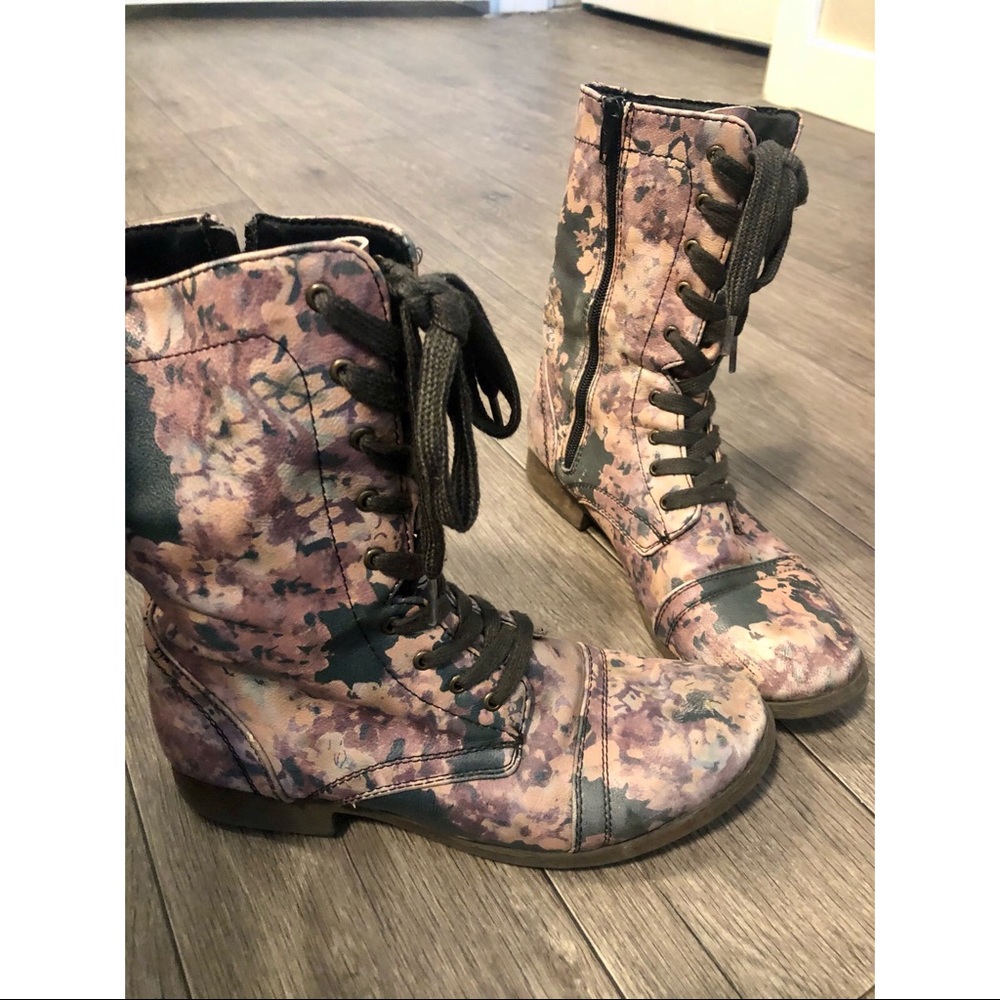 Floral rain boots! 🌸